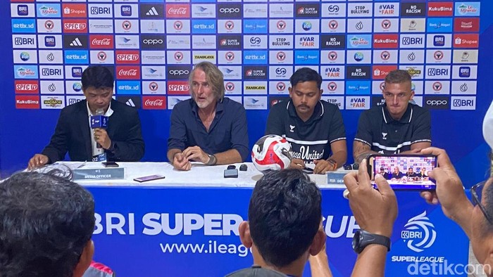 Konferensi pers pelatih Dewa United  usai laga lawan Semen Padang FC (Jeka Kampai/detikSumut)