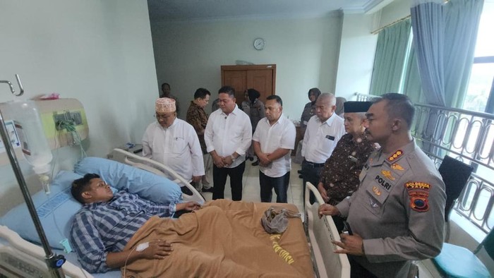 Rombongan Kapolresta Pati Kombes Pol Jaka Wahyudi meninjau warga yang menjadi korban demo Bupati Sudewo di RSUD RAA Soewondo Pati, Jumat (15/8/2025).