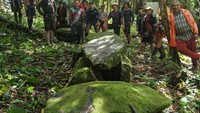 Untuk sampai ke Lemati dari Desa Long Layu, perjalanan dimulai dengan menaiki ketinting atau perahu motor tradisional selama dua jam menyusuri anak sungai di tengah hutan belantara. Hamparan hijau dan suasana sunyi akan membawa pengunjung seolah masuk ke dimensi lain.
