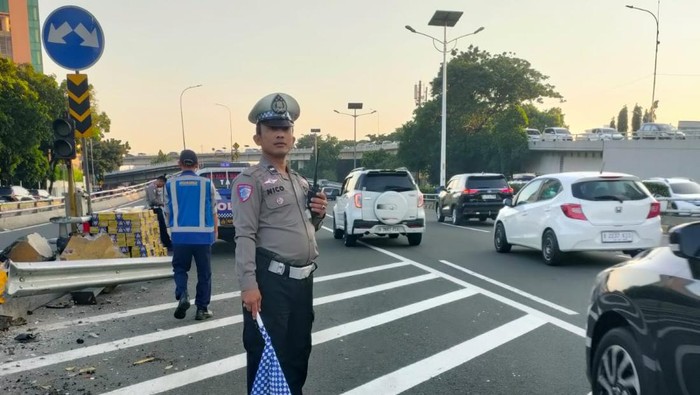 Lalu lintas Tol Layang Tomang kembali dibuka usai evakuasi truk terguling.