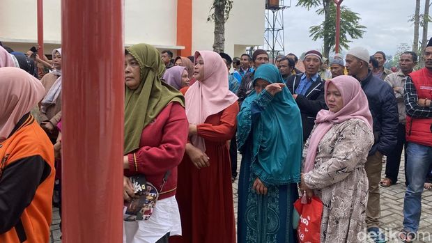 Orang tua siswa haru saat melepas anaknya masuk sekolah rakyat di BLK Wonosobo, Jumat (15/8/2025).