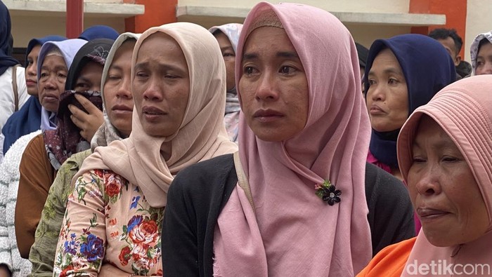 Orang tua siswa haru saat melepas anaknya masuk sekolah rakyat di BLK Wonosobo, Jumat (15/8/2025).
