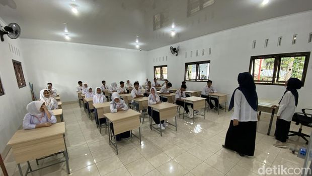 Orang tua siswa haru saat melepas anaknya masuk sekolah rakyat di BLK Wonosobo, Jumat (15/8/2025).