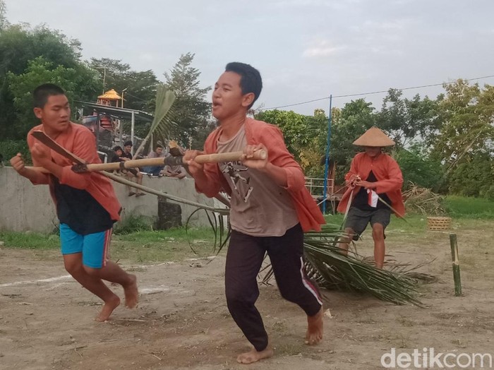 Lomba nglarak blarak dan estafet sarung di Desa Sidowayah, Kecamatan Polanharjo, Klaten, Jumat (15/8/2025).