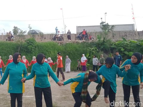 Lomba nglarak blarak dan estafet sarung di Desa Sidowayah, Kecamatan Polanharjo, Klaten, Jumat (15/8/2025).