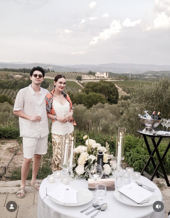 Luna Maya dan suaminya, Maxime Bouttier terlihat menikmati dinner romantis di area terbuka dengan pemandangan perbukitan hijau yang memanjakan mata, berlokasi di COMO Castello Del Nero, Italia. Foto: Instagram/@lunamaya