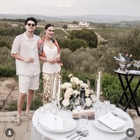 Luna Maya dan suaminya, Maxime Bouttier terlihat menikmati dinner romantis di area terbuka dengan pemandangan perbukitan hijau yang memanjakan mata, berlokasi di COMO Castello Del Nero, Italia. Foto: Instagram/@lunamaya
