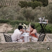 8 Foto Luna Maya-Maxime Bouttier Dinner Romantis di Perbukitan Hijau Italia