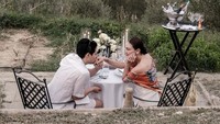 8 Foto Luna Maya-Maxime Bouttier Dinner Romantis di Perbukitan Hijau Italia