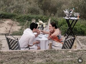 8 Foto Luna Maya-Maxime Bouttier Dinner Romantis di Perbukitan Hijau Italia