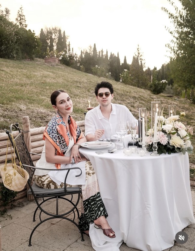 Rambutnya ditata rapi ke belakang, menonjolkan anting mutiara sederhana. Riasan wajahnya juga terlihat natural, namun tetap segar dengan sentuhan lipstik merah yang memberi kesan elegan. Foto: Instagram/@lunamaya