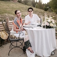 Rambutnya ditata rapi ke belakang, menonjolkan anting mutiara sederhana. Riasan wajahnya juga terlihat natural, namun tetap segar dengan sentuhan lipstik merah yang memberi kesan elegan. Foto: Instagram/@lunamaya