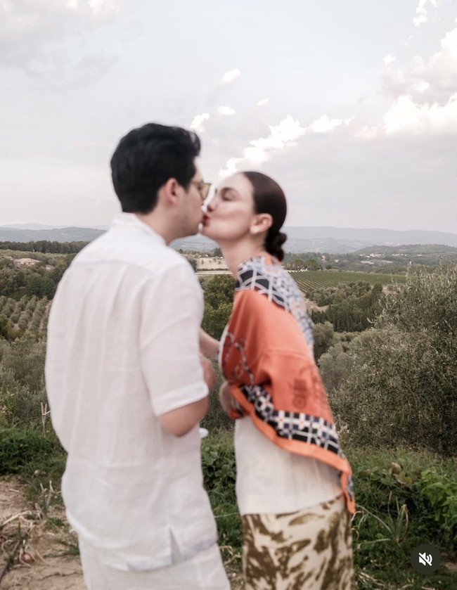 Di keterangan unggahannya Luna menulis, “L’amore è qui” yang berarti “Cinta ada di sini.” Pasangan yang baru menikah itu pun memamerkan pose-pose mesra mereka. Foto: Instagram/@lunamaya