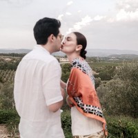 Di keterangan unggahannya Luna menulis, “L’amore è qui” yang berarti “Cinta ada di sini.” Pasangan yang baru menikah itu pun memamerkan pose-pose mesra mereka. Foto: Instagram/@lunamaya