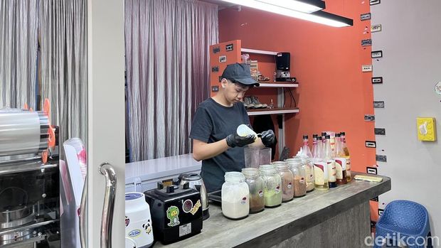 Mahasiswa kerja sambilan jadi barista di Ngaglik, Sleman, Jumat (15/8/2025).