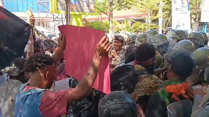 Mahasiswa Papua menggelar aksi demontrasi dan sempat terlibat saling dorong dengan polisi di Makassar.