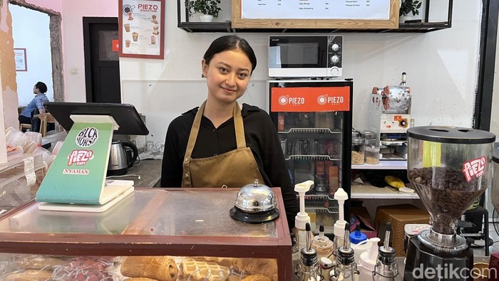 Mahasiswi kerja sambilan jadi barista di Umbulharjo, Kota Jogja, Jumat (15/8/2025).