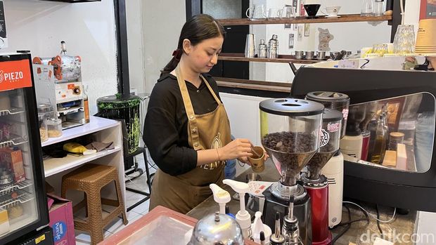 Mahasiswi kerja sambilan jadi barista di Umbulharjo, Kota Jogja, Jumat (15/8/2025).