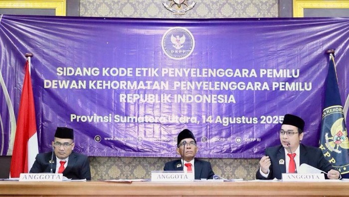 Majelis Hakim saat sidang dengan agenda pemeriksaan terhadap laporan dugaan Ketua KPU Labura Adi Susanto terima suap caleg. (Dok. DKPP)