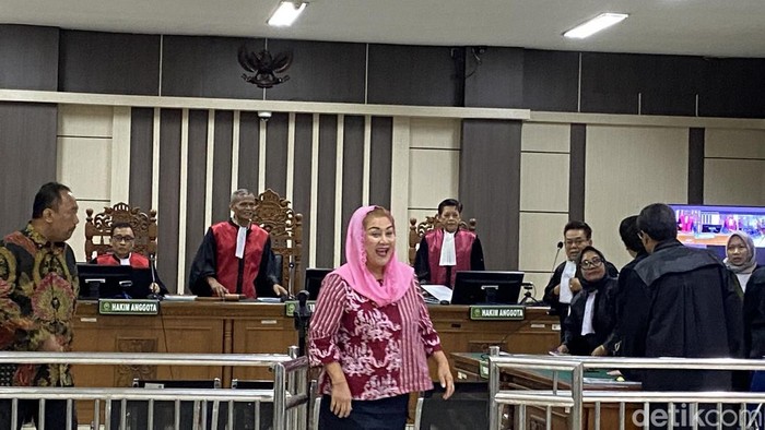 Eks Walkot Semarang, Hevearita Gunaryanti Rahayu dan suaminya, Alwin Basri dalam sidang kasus dugaan korupsi keduanya di Pengadilan Tipikor Semarang, Kecamatan Semarang Barat, Jumat (15/8/2025).