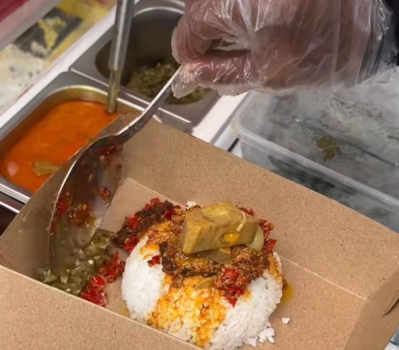 Menu di Dang Makan Padang, Palembang.