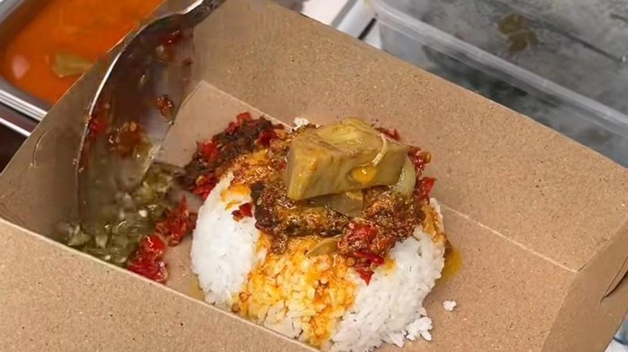 Menu di Dang Makan Padang, Palembang.