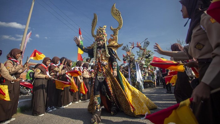 Peserta mengikuti karnaval dalam acara lomba Becak Hias dan Caruban Carnaval di Trusmi, Kabupaten Cirebon, Jawa Barat, Jumat (15/8/2025). Kegiatan yang digelar Pemkab Cirebon bekerjasama dengan Ikatan Jurnalis Televisi (IJTI) Cirebon raya itu digelar dalam rangka memeriahkan HUT ke-80 Kemerdekaan Republik Indonesia sekaligus untuk meningkatkan data tarik wisata di kawasan sentra batik Trusmi. ANTARA FOTO/Dedhez Anggara/YU