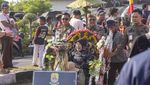 Meriah! Becak Hias dan Caruban Carnaval Goyang Sentra Batik Trusmi