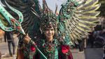Meriah! Becak Hias dan Caruban Carnaval Goyang Sentra Batik Trusmi