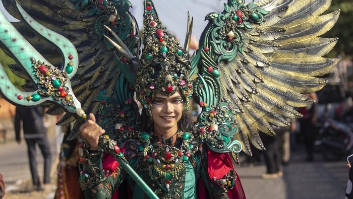Peserta mengikuti karnaval dalam acara lomba Becak Hias dan Caruban Carnaval di Trusmi, Kabupaten Cirebon, Jawa Barat, Jumat (15/8/2025). Kegiatan yang digelar Pemkab Cirebon bekerjasama dengan Ikatan Jurnalis Televisi (IJTI) Cirebon raya itu digelar dalam rangka memeriahkan HUT ke-80 Kemerdekaan Republik Indonesia sekaligus untuk meningkatkan data tarik wisata di kawasan sentra batik Trusmi. ANTARA FOTO/Dedhez Anggara/YU