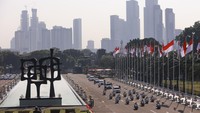 Pawai kendaraan kepresidenan yang berdesain elegan, berpadu pengawalan bermotor yang disiplin, menambah wibawa suasana pagi itu. Selain menjadi simbol protokoler kenegaraan, rangkaian kendaraan ini juga mencerminkan citra resmi sekaligus prestisius dari perjalanan Presiden menuju forum tertinggi lembaga legislatif. ANTARA FOTO/Dhemas Reviyanto