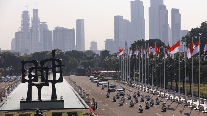 Rangkaian kendaraan kepresidenan tiba di Gedung Nusantara, Kompleks Parlemen, Jakarta, Jumat (15/8/2025). Pada Sidang Tahunan MPR dan Sidang Bersama DPR-DPD 2025, Presiden Prabowo akan memaparkan pidato tentang laporan kinerja lembaga-lembaga negara dan pidato kenegaraaan dalam rangka HUT Kemerdekaan ke-80 RI. ANTARAFOTO/Dhemas Reviyanto
