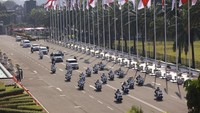 Mobil dinas Presiden Prabowo Subianto, dengan iring-iringan pengawalan ketat dari Pasukan Pengamanan Presiden (Paspampres) dan kendaraan VVIP lainnya, berhenti di depan Gedung Nusantara, tempat Sidang Tahunan MPR 2025 digelar, Jumat (15/8/2025). ANTARA FOTO/Dhemas Reviyanto