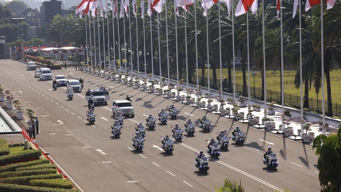 Rangkaian kendaraan kepresidenan tiba di Gedung Nusantara, Kompleks Parlemen, Jakarta, Jumat (15/8/2025). Pada Sidang Tahunan MPR dan Sidang Bersama DPR-DPD 2025, Presiden Prabowo akan memaparkan pidato tentang laporan kinerja lembaga-lembaga negara dan pidato kenegaraaan dalam rangka HUT Kemerdekaan ke-80 RI. ANTARAFOTO/Dhemas Reviyanto