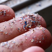 Bahaya Microplastic di Pakaian, Ini Bahan Outfit yang Lebih Aman untuk Bumi