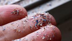 Bahaya Microplastic di Pakaian, Ini Bahan Outfit yang Lebih Aman untuk Bumi
