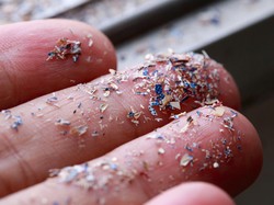 Bahaya Microplastic di Pakaian, Ini Bahan Outfit yang Lebih Aman untuk Bumi Bahaya Microplastic di Pakaian, Ini Bahan Outfit yang Lebih Aman untuk Bumi