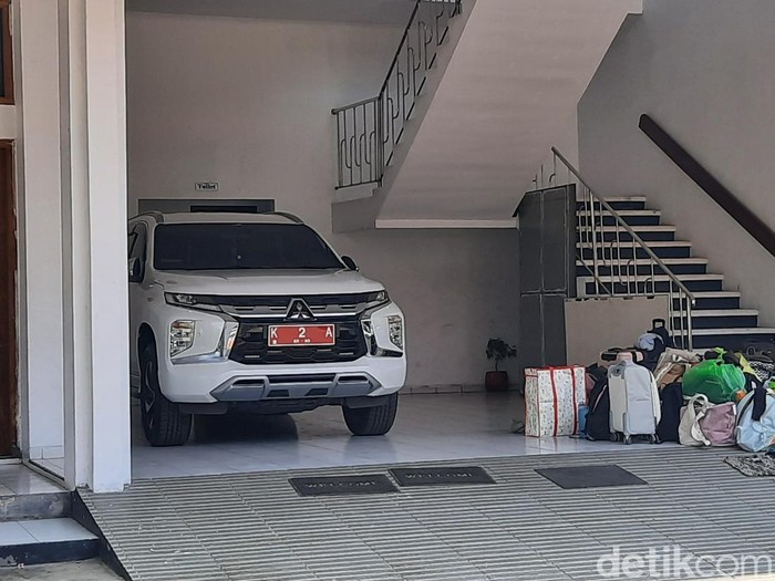 Mobil dinas Wakil Bupati terparkir di sekitar Kantor Bupati Pati, Jumat (15/8/2025). Sedangkan mobil dinas Bupati Pati tidak terlihat di lokasi.
