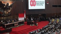 Kepala Negara turut menyinggung pertumbuhan ekonomi Indonesia yang disebut tetap kuat di tengah situasi global. Namun di tengah pembangunan, Prabowo mengingatkan adanya pihak-pihak yang “bermain curang” yang ia sebut sebagai praktik serakahnomics.