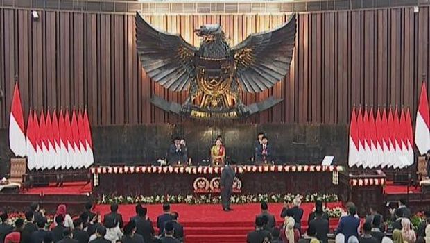 Momen Prabowo bungkukkan badan di hadapan anggota MPR (dok. YouTube Setpres)