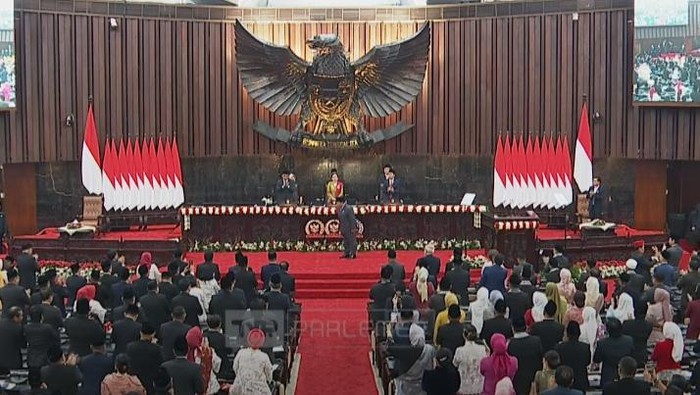 Momen Prabowo bungkukkan badan di hadapan anggota MPR (dok. YouTube Setpres)