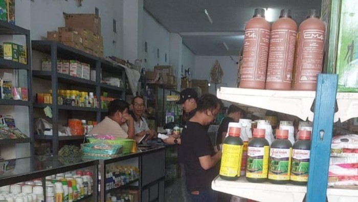 Momen toko tani di Bone digeledah polisi. Dokumen Istimewa