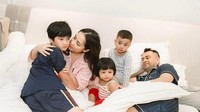 Selamat ulang tahun yang ke 10 Rafathar Kehadiranmu adalah doa yang dijawab, tumbuhlah jadi pribadi yang bijak, penuh kasih, seperti cahaya yang selalu menerangi keluarga dan bangsa. Rafathar .... di usiamu yang bertambah, semoga langkahmu selalu ringan, hatimu penuh kebaikan, dan hidupmu jadi kisah indah yang membawa bahagia bagi banyak jiwa.” Selamat ulang tahun, Rafathar Malik Ahmad ... Engkau bukan hanya kebanggaan papa dan mama, tapi juga hadiah indah bagi dunia, semoga hari-harimu dipenuhi cinta, keberanian, dan cahaya harapan, tulis Raffi Ahmad dalam Instagram miliknya dilihat detikcom, Minggu (17/8/2025). Foto: Instagram @raffinagita1717