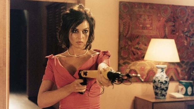 Penampilan Monica Belluci di film L'ultimo Capodanno (1998).