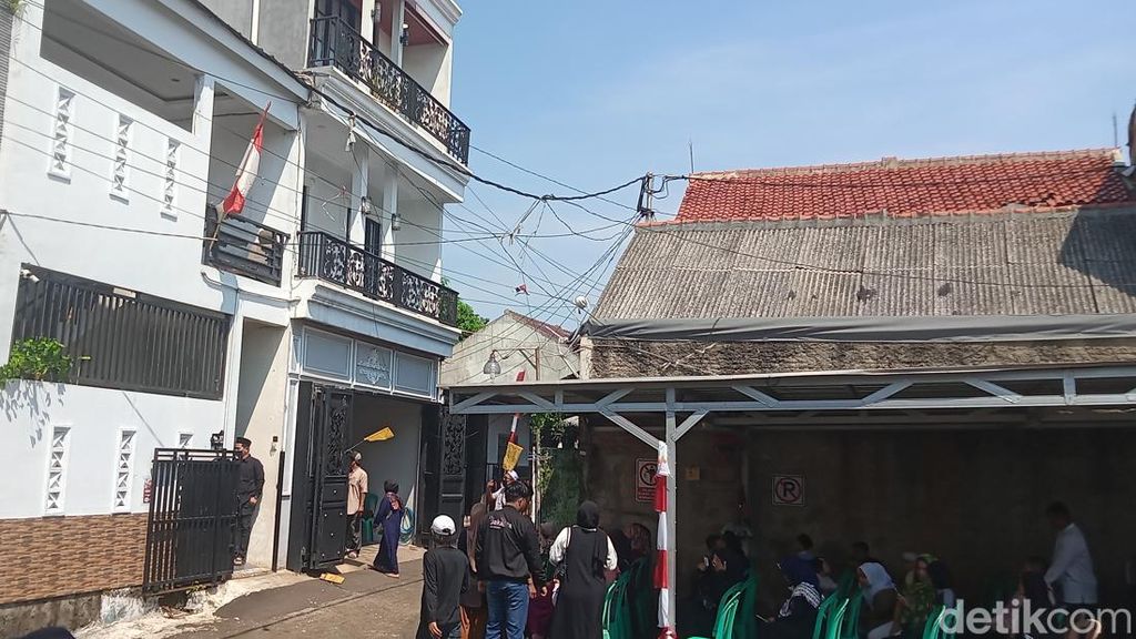 Warga Berbondong-bondong Melayat ke Rumah Duka Mpok Alpa