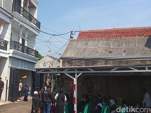Warga Berbondong-bondong Melayat ke Rumah Duka Mpok Alpa