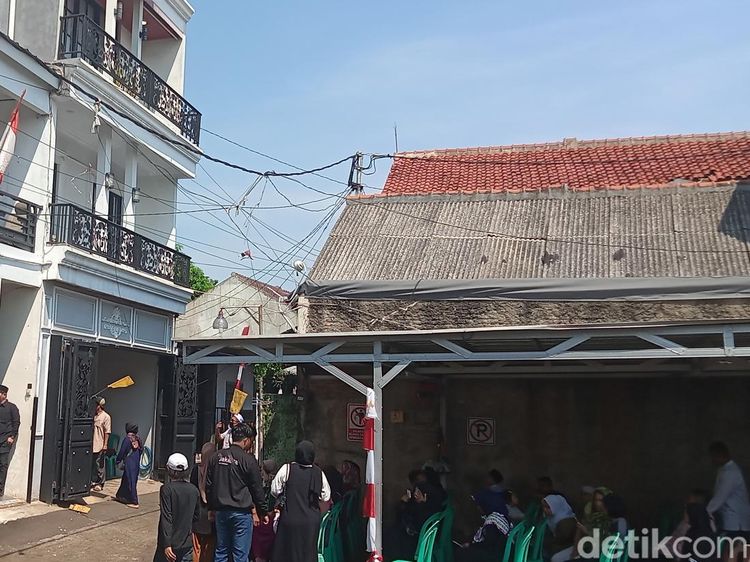 Warga Berbondong-bondong Melayat ke Rumah Duka Mpok Alpa