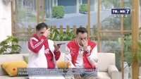 Irfan Hakim dan Raffi Ahmad menangis saat mendengar suami Mpok Alpa, Ajie Darmaji, menangis. Aa...Aa...Aa... tolongin ke sini A. Tolongin A... Aa... Mpok udah gak ada, ucap Idung singkat menangis kejer. Raffi dan Irfan langsung meninggalkan syuting dan menuju rumah sakit tempat Mpok Alpa dirawat. Foto: Capture FYP Trans7