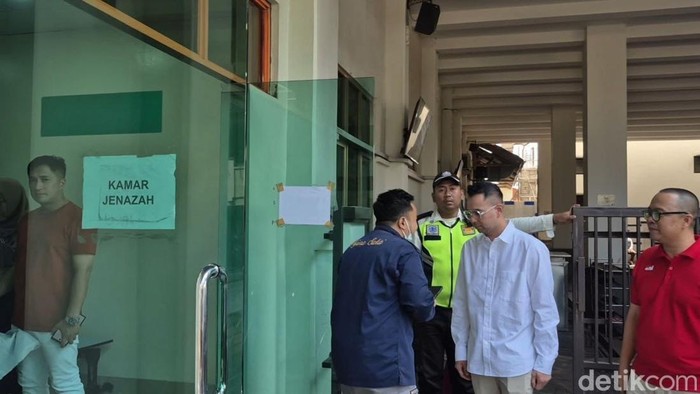 Irfan Hakim dan Raffi Ahmad jemput jenazah Mpok Alpa di Rumah Sakit Dharmais, Palmerah, Jakarta Barat.