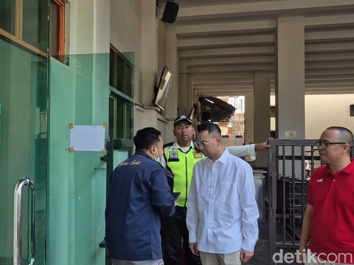 Irfan Hakim dan Raffi Ahmad jemput jenazah Mpok Alpa di Rumah Sakit Dharmais, Palmerah, Jakarta Barat.